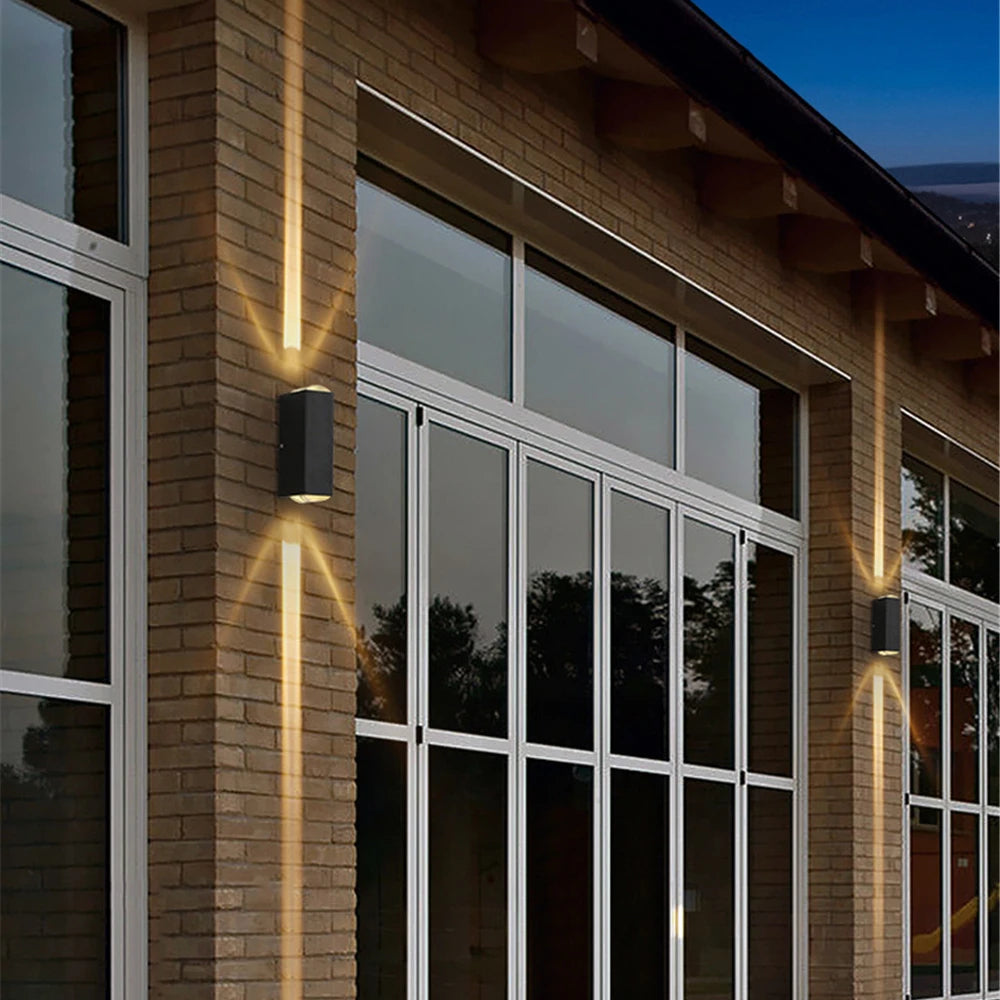 LumiGlow Utomhusvägglampa – Stämningsfull och Väderbeständig Belysning