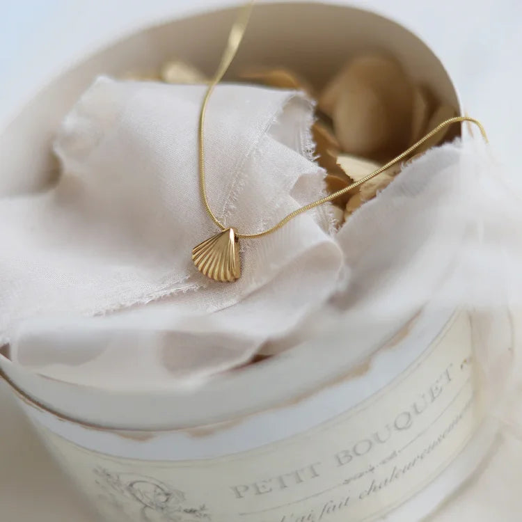 Guldbelagd Kammussla Blomma Halsband – Lila