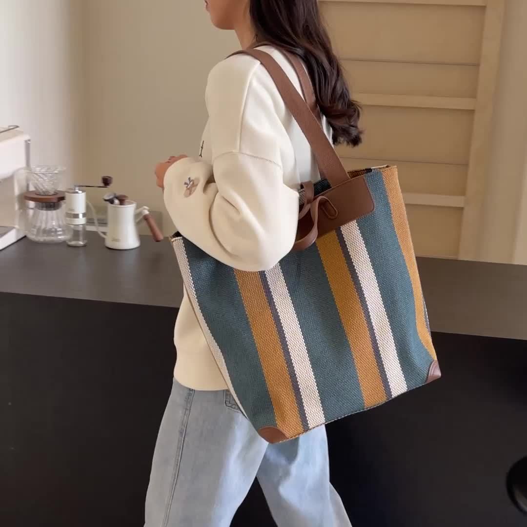 MetroStripe Casual Tote – Funktionalitet och Design