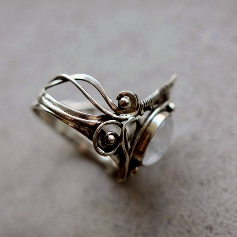 Stilren Vintage Månstenring – Clara