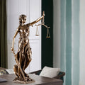 Dekorativ staty av rättvisans gudinna