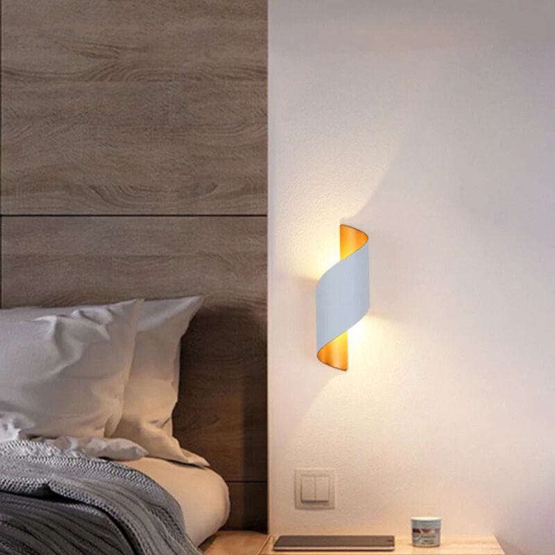 LumiElegance Ribbad Sänglampa | Modern LED-nattlampa för sovrum, vardagsrum och kontor