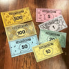 Musikbaserat brädspel med sångkort och Monopolpengar för spelkvällar