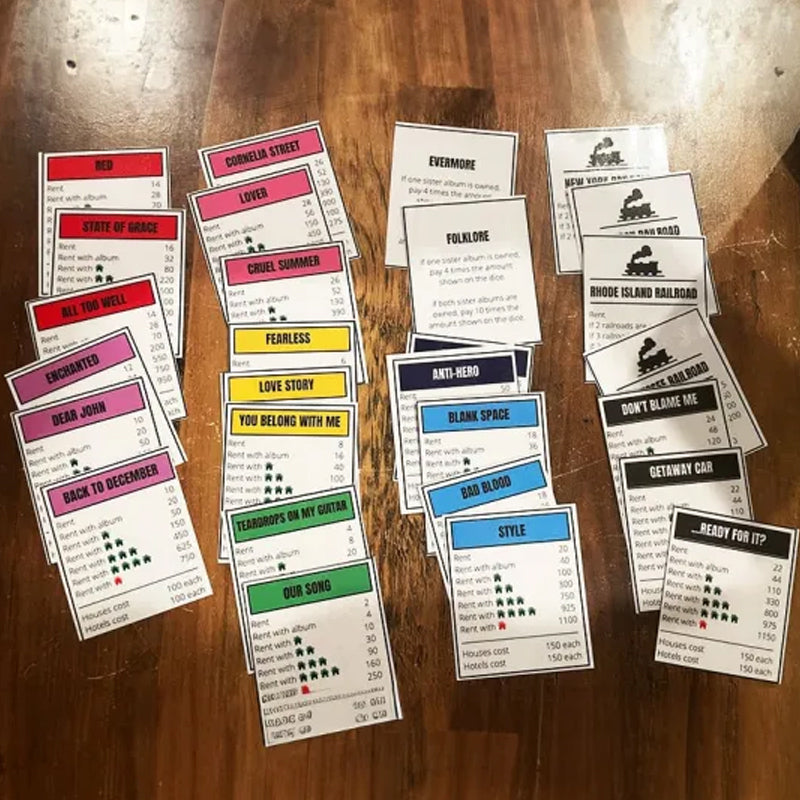 Musikbaserat brädspel med sångkort och Monopolpengar för spelkvällar