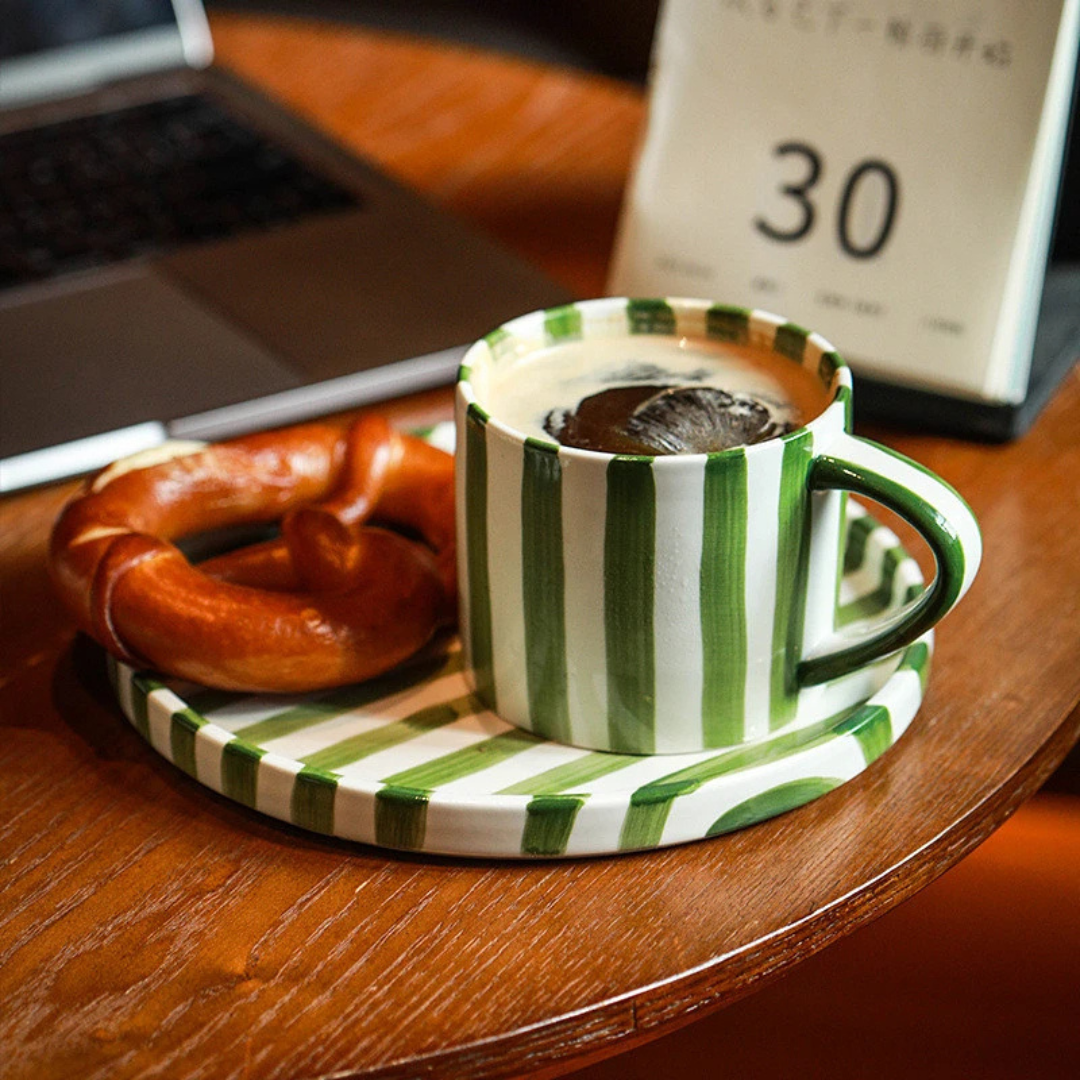 RetroChic Keramisk Kaffeset | Hållbar handmålad mugg och fat för sofistikerade dryckestunder
