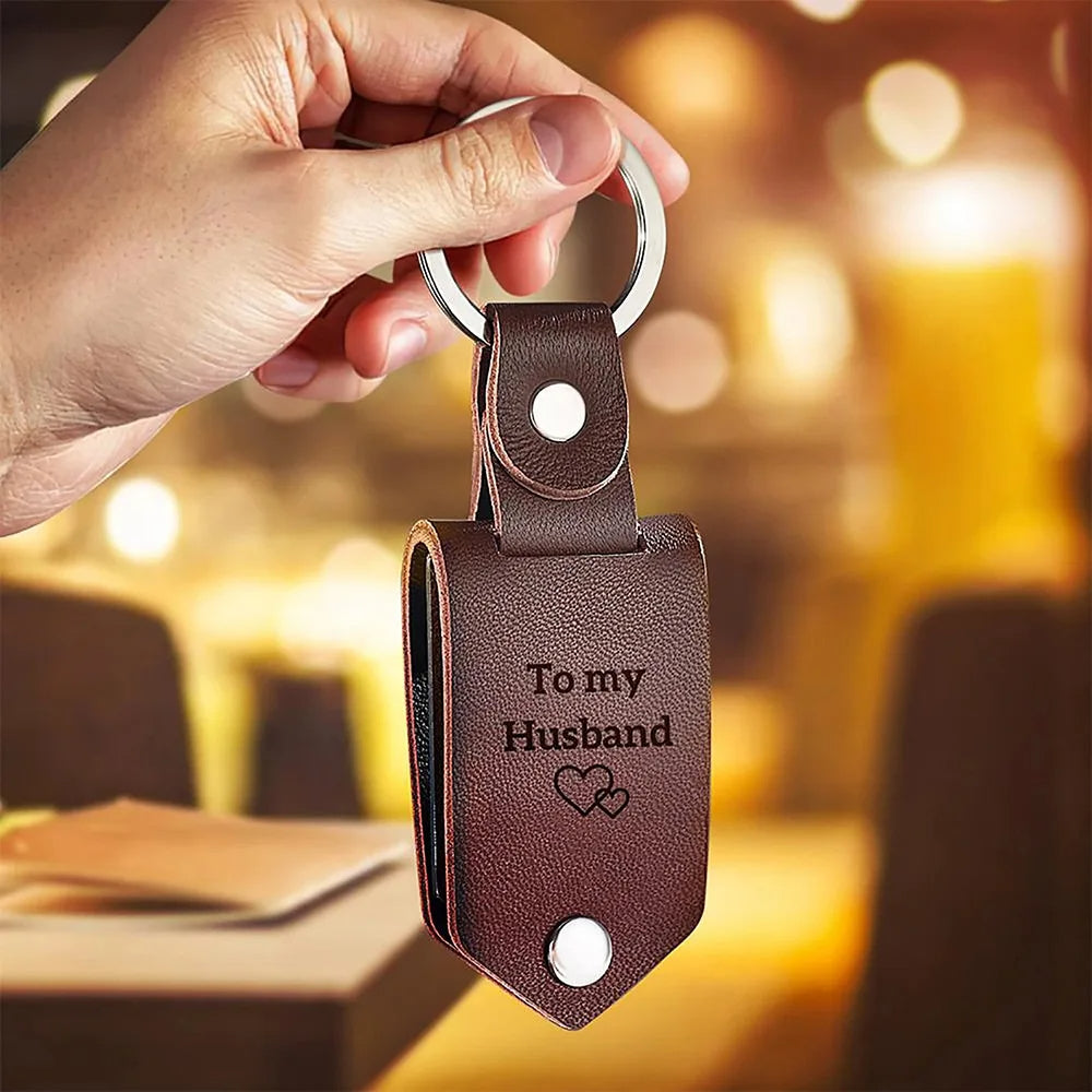 LoveForge Graverad Nyckelring Charm | Sentimental Present för Par vid Speciella Tillfällen