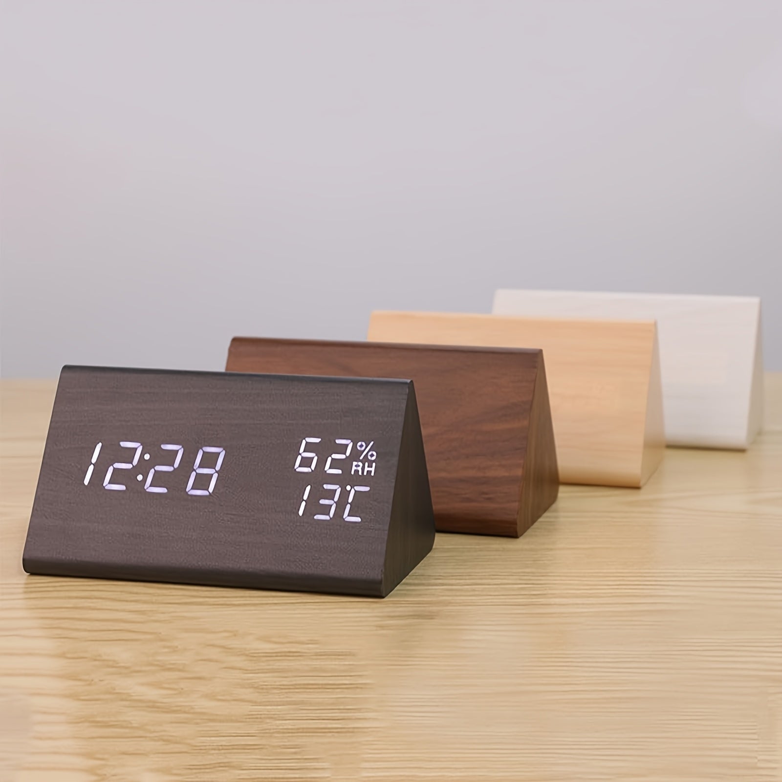 TriWood LED Väckarklocka – Funktionell och Minimalistisk Design