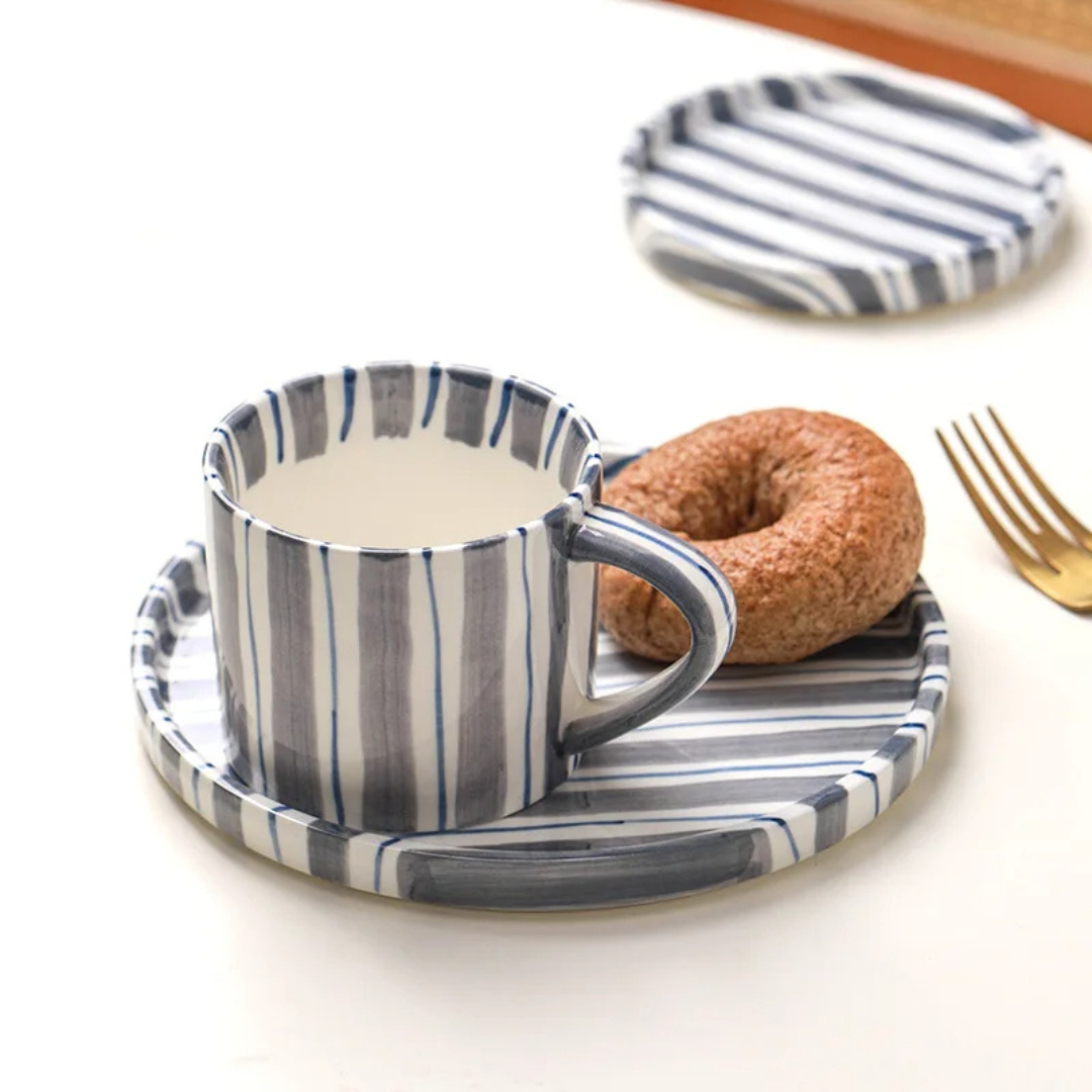 RetroChic Keramisk Kaffeset | Hållbar handmålad mugg och fat för sofistikerade dryckestunder