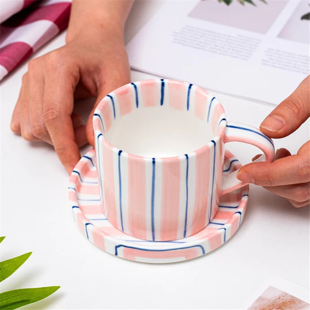 RetroChic Keramisk Kaffeset | Hållbar handmålad mugg och fat för sofistikerade dryckestunder