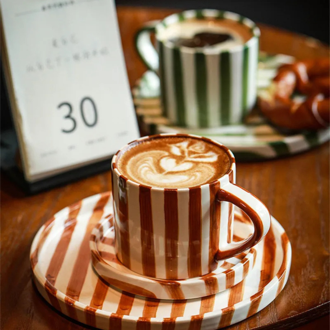 RetroChic Keramisk Kaffeset | Hållbar handmålad mugg och fat för sofistikerade dryckestunder