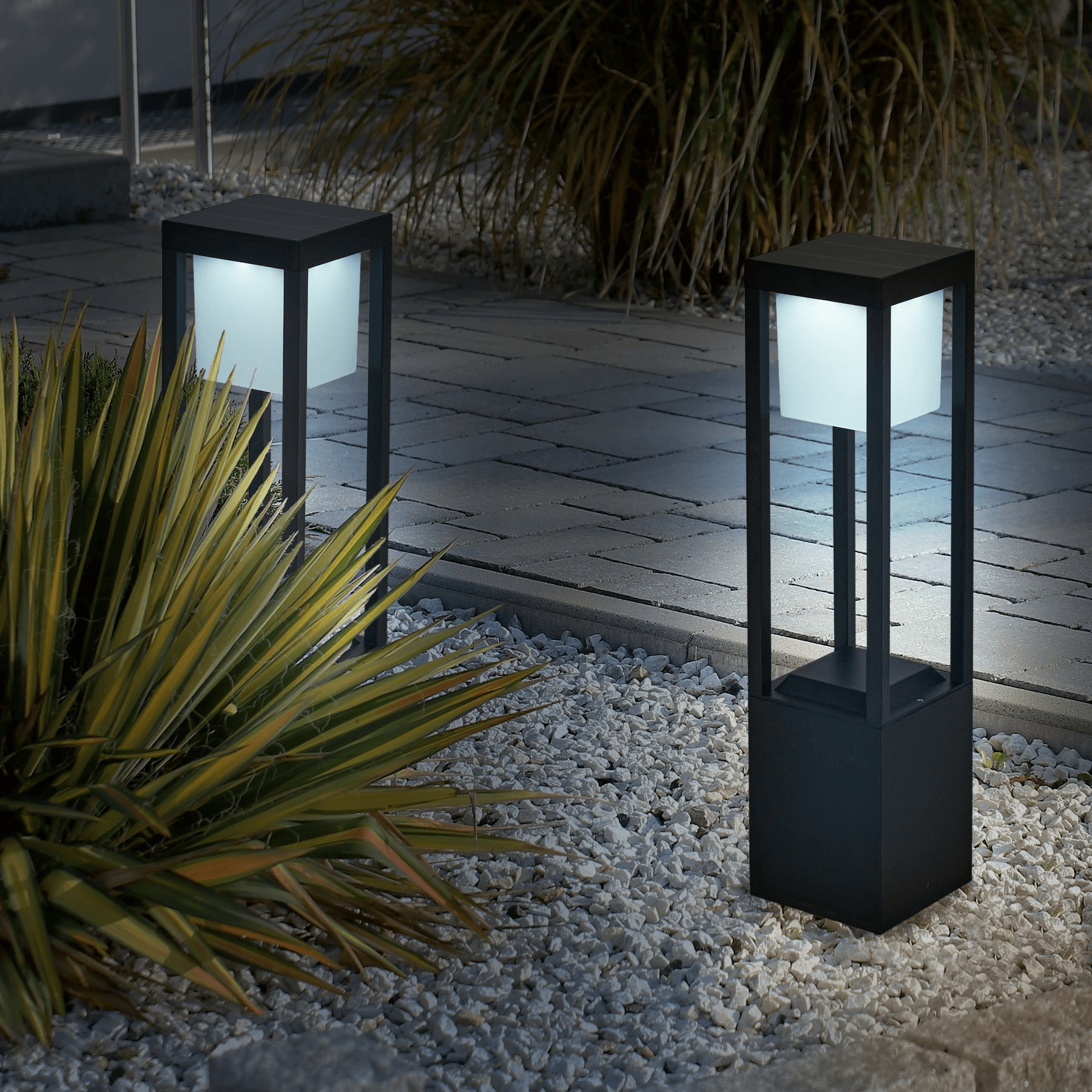 Kubformad Utomhuslampa på Solenergi (60cm)