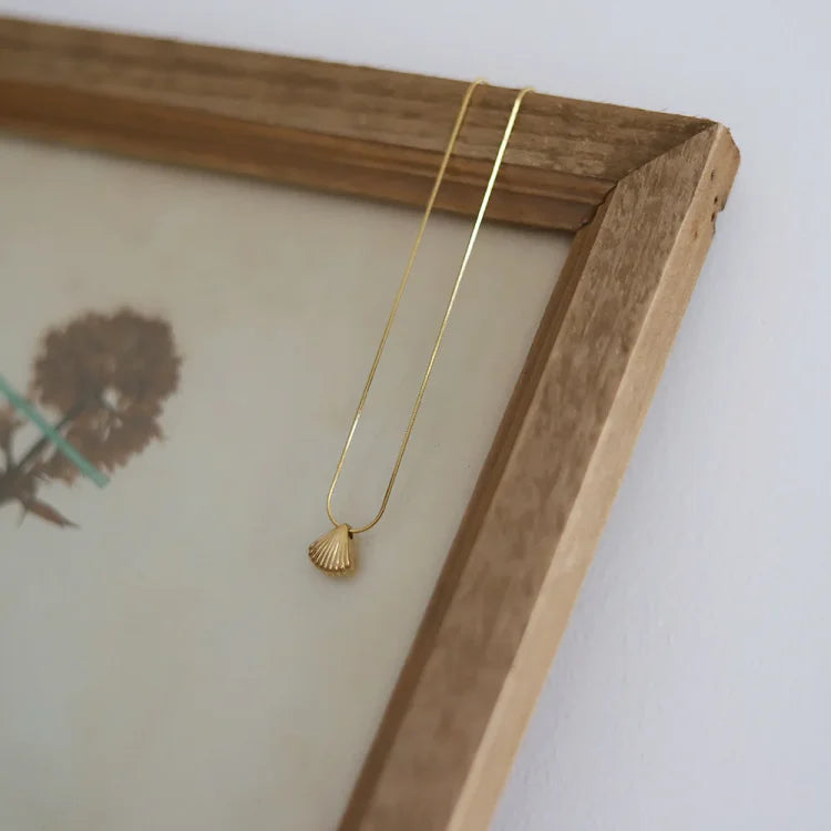 Guldbelagd Kammussla Blomma Halsband – Lila