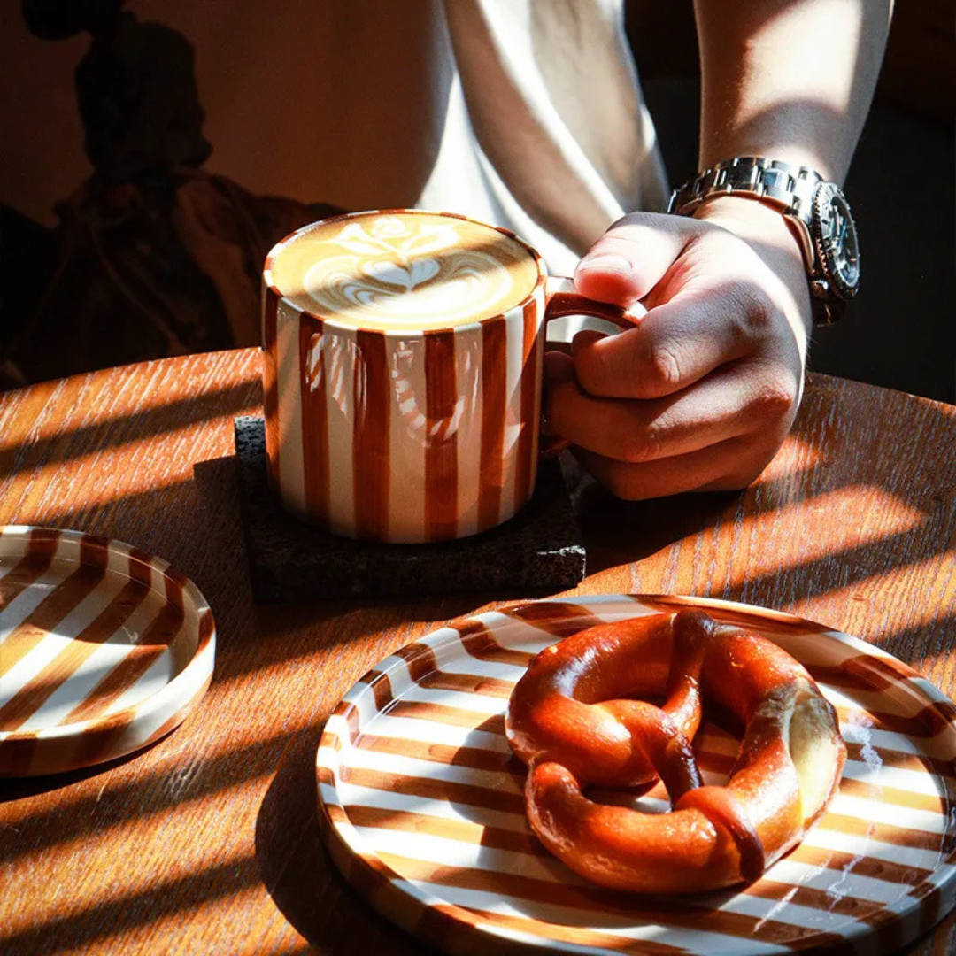 RetroChic Keramisk Kaffeset | Hållbar handmålad mugg och fat för sofistikerade dryckestunder