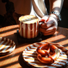 RetroChic Keramisk Kaffeset | Hållbar handmålad mugg och fat för sofistikerade dryckestunder