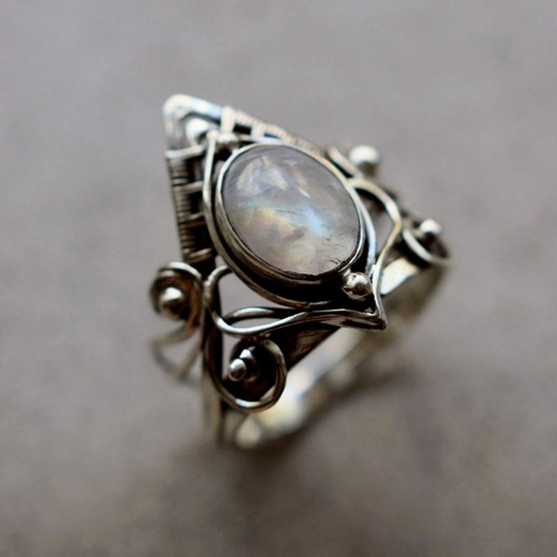 Stilren Vintage Månstenring – Clara