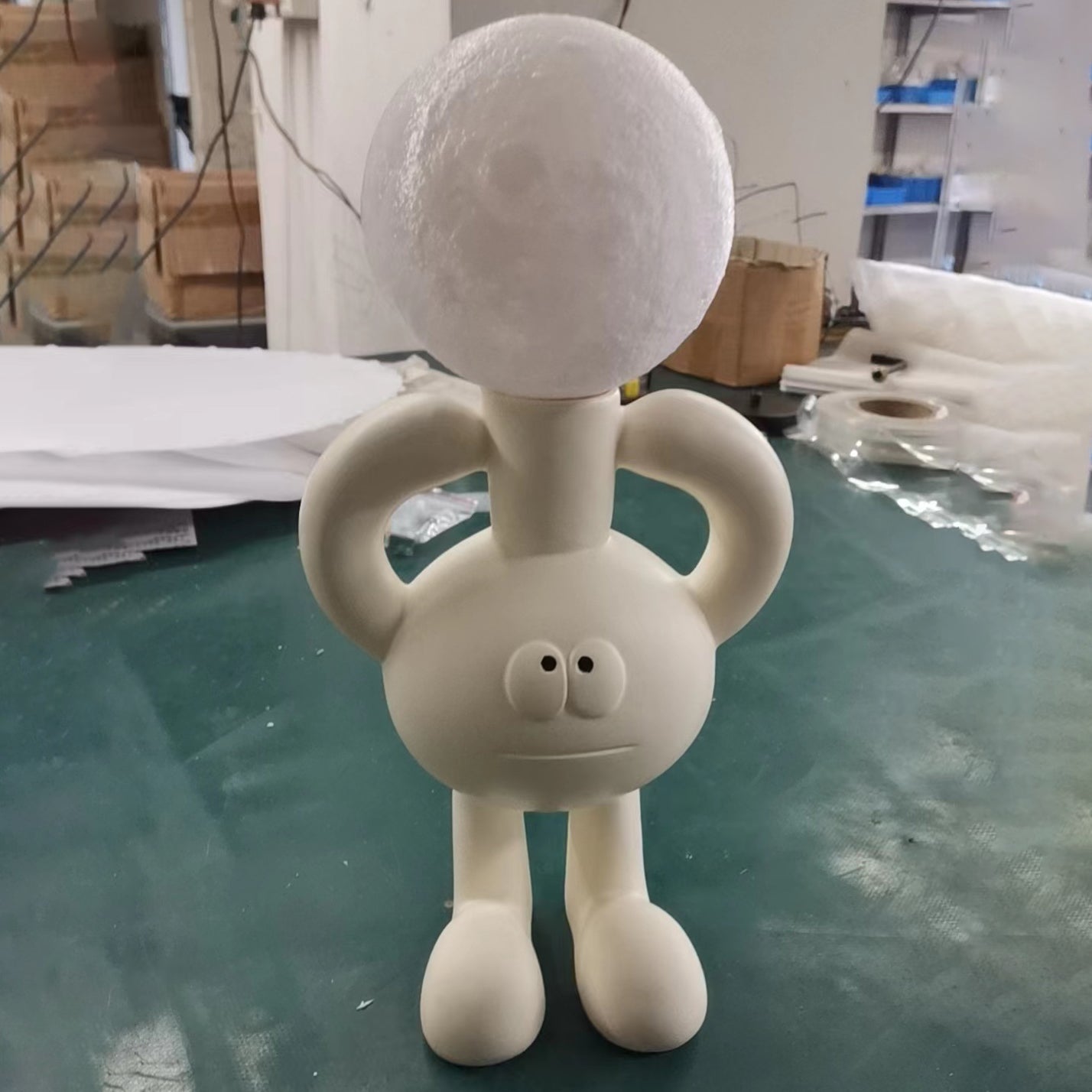 Lekfull Bordslampa med Glasboll - Glombra