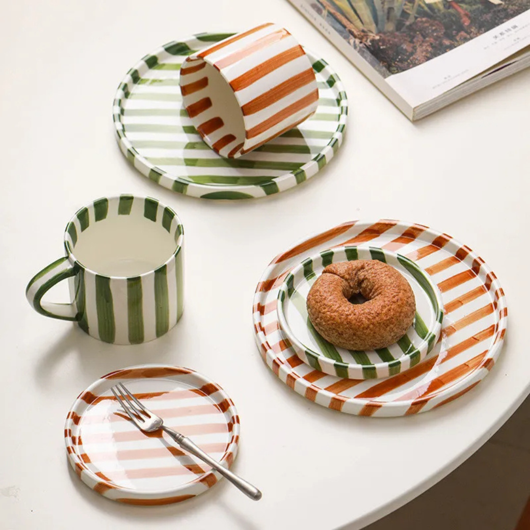 RetroChic Keramisk Kaffeset | Hållbar handmålad mugg och fat för sofistikerade dryckesögonblick