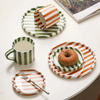 RetroChic Keramisk Kaffeset | Hållbar handmålad mugg och fat för sofistikerade dryckesögonblick
