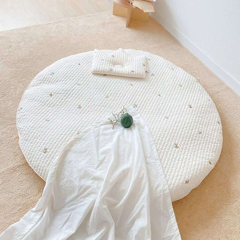 Vadderad bomullsspelmatta för baby med djurmotiv broderi – 80 cm