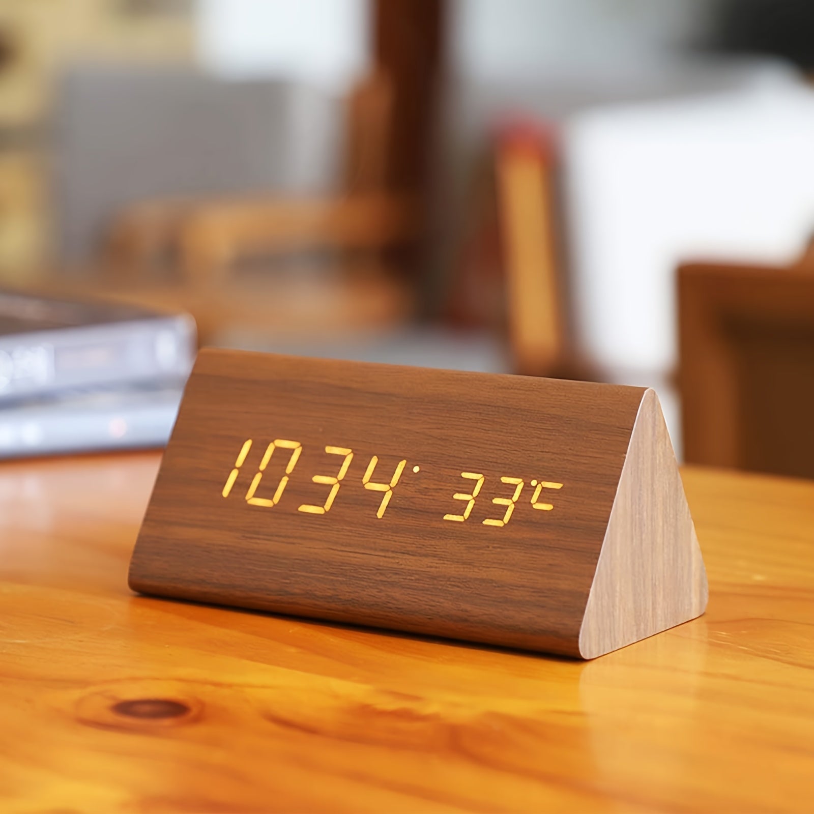 TriWood LED Väckarklocka – Funktionell och Minimalistisk Design