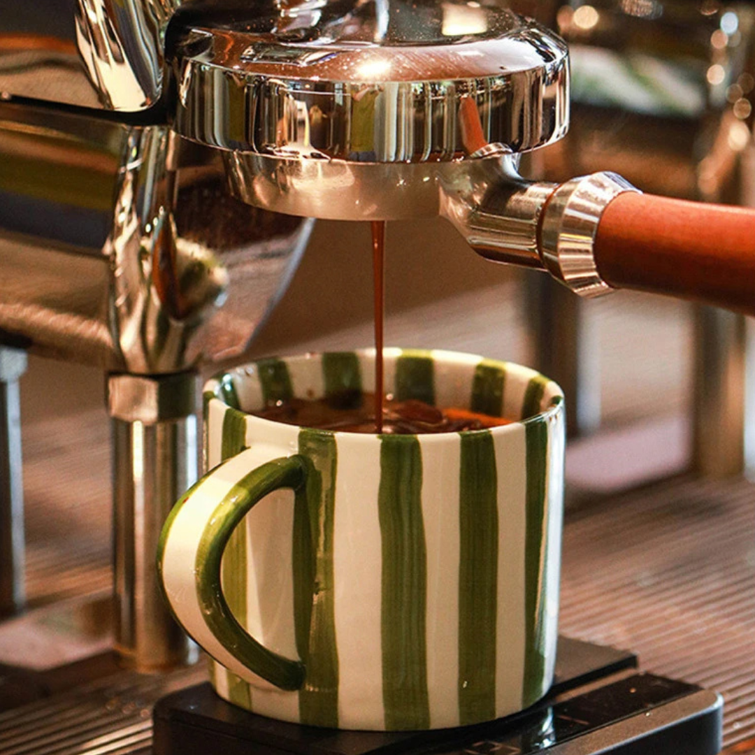 RetroChic Keramisk Kaffeset | Hållbar handmålad mugg och fat för sofistikerade dryckestunder
