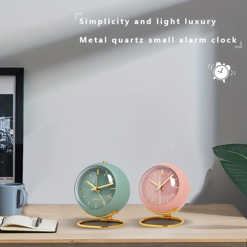 Nordisk Tyst Skrivbordsklocka – Luminösa Visare & Metallram