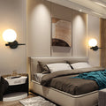 Zeitgenössische nordische Globe-Wandleuchte aus Eisen und Glas mit 1 Lichtquelle für das Wohnzimmer