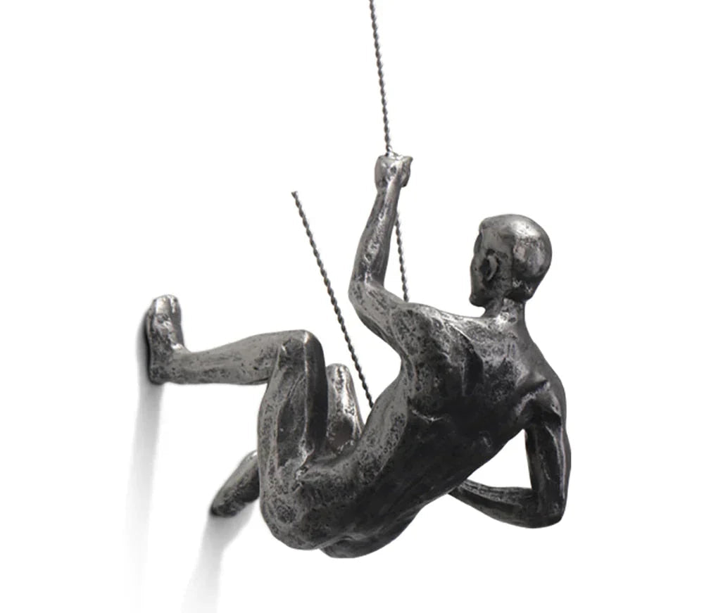 Klättrande Väggskulptur – PeakFigures