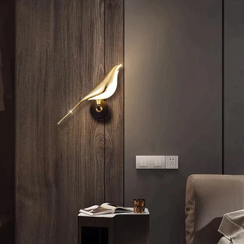 GoldenGlow Vingad Vägglampa | Elegant LED Vägglampa med Fågeltema och Justerbart Ljus