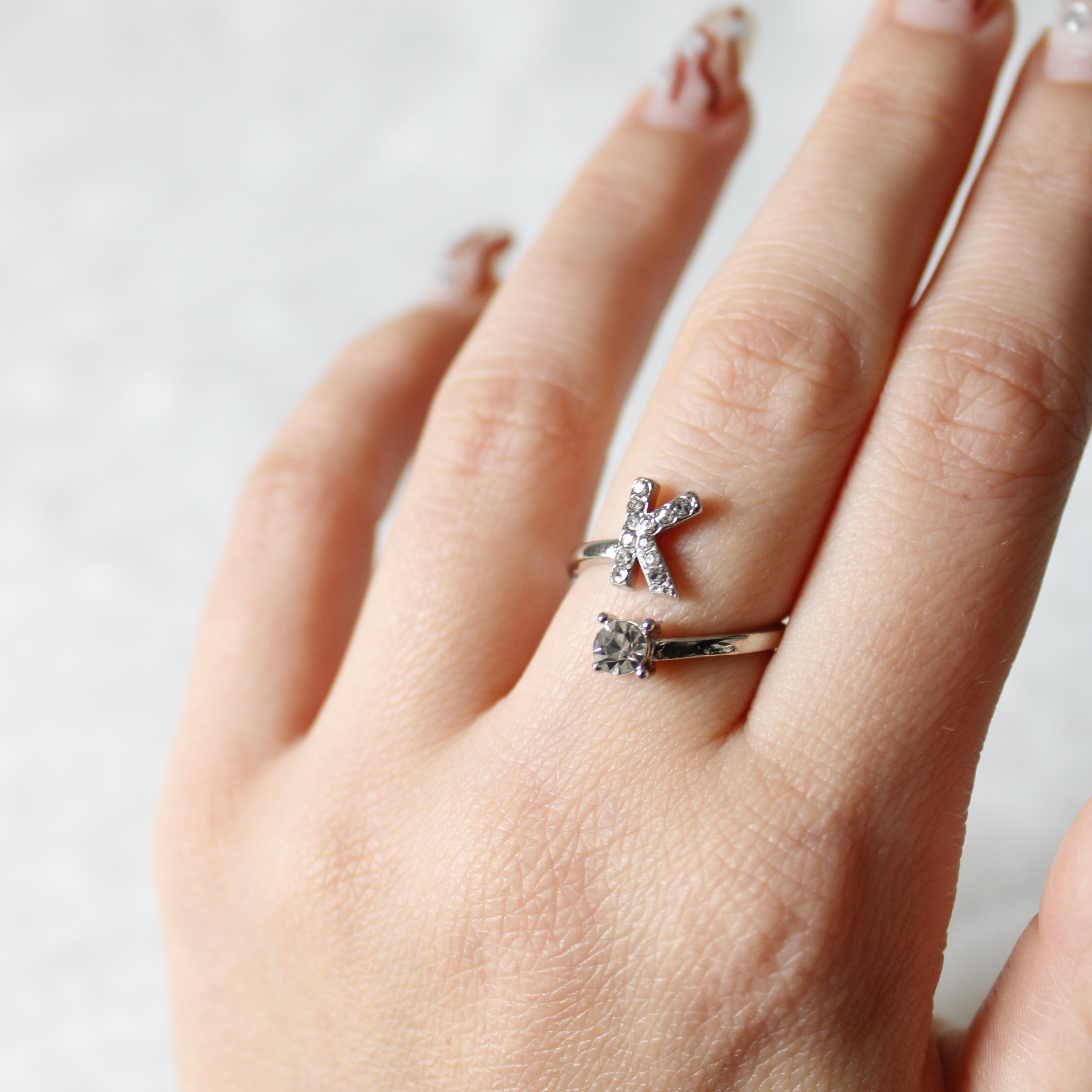 JewelEngrave | Elegant ring med dina initialer, för att bevara minnena levande