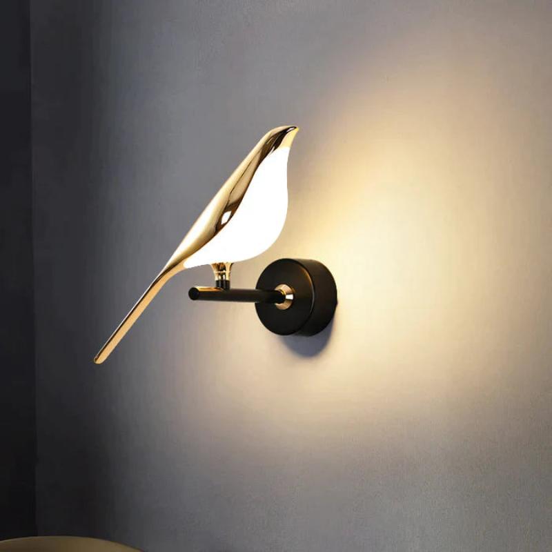 GoldenGlow Vingad Vägglampa | Elegant LED Vägglampa med Fågeltema och Justerbart Ljus