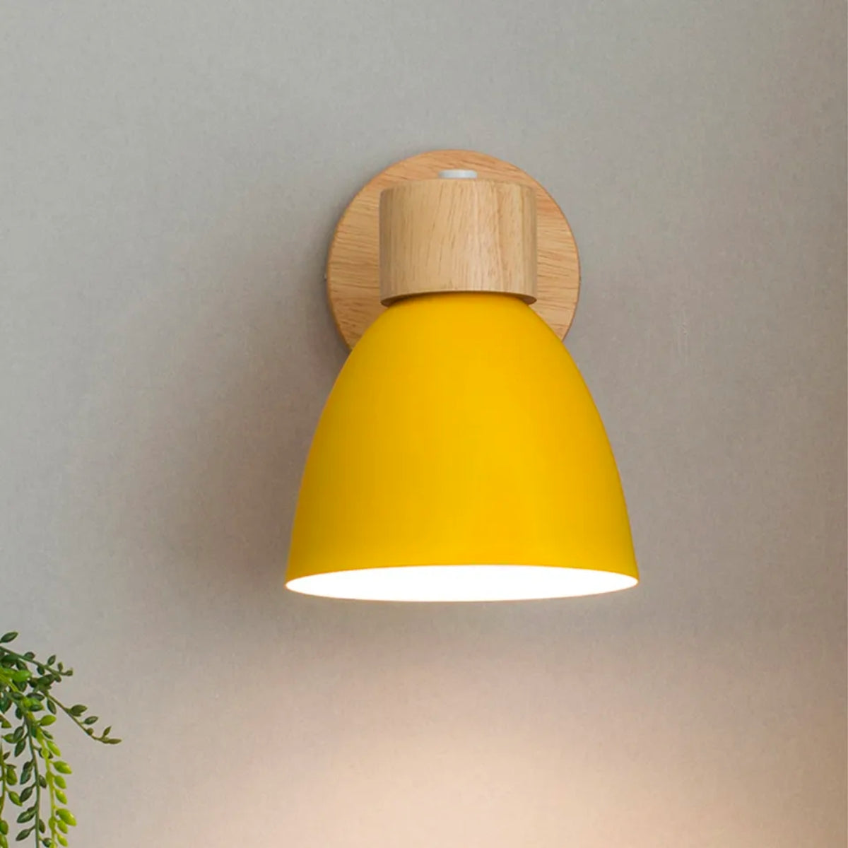 Helga Trä Vägglampa – Skandinavisk Design för Stilfull Belysning