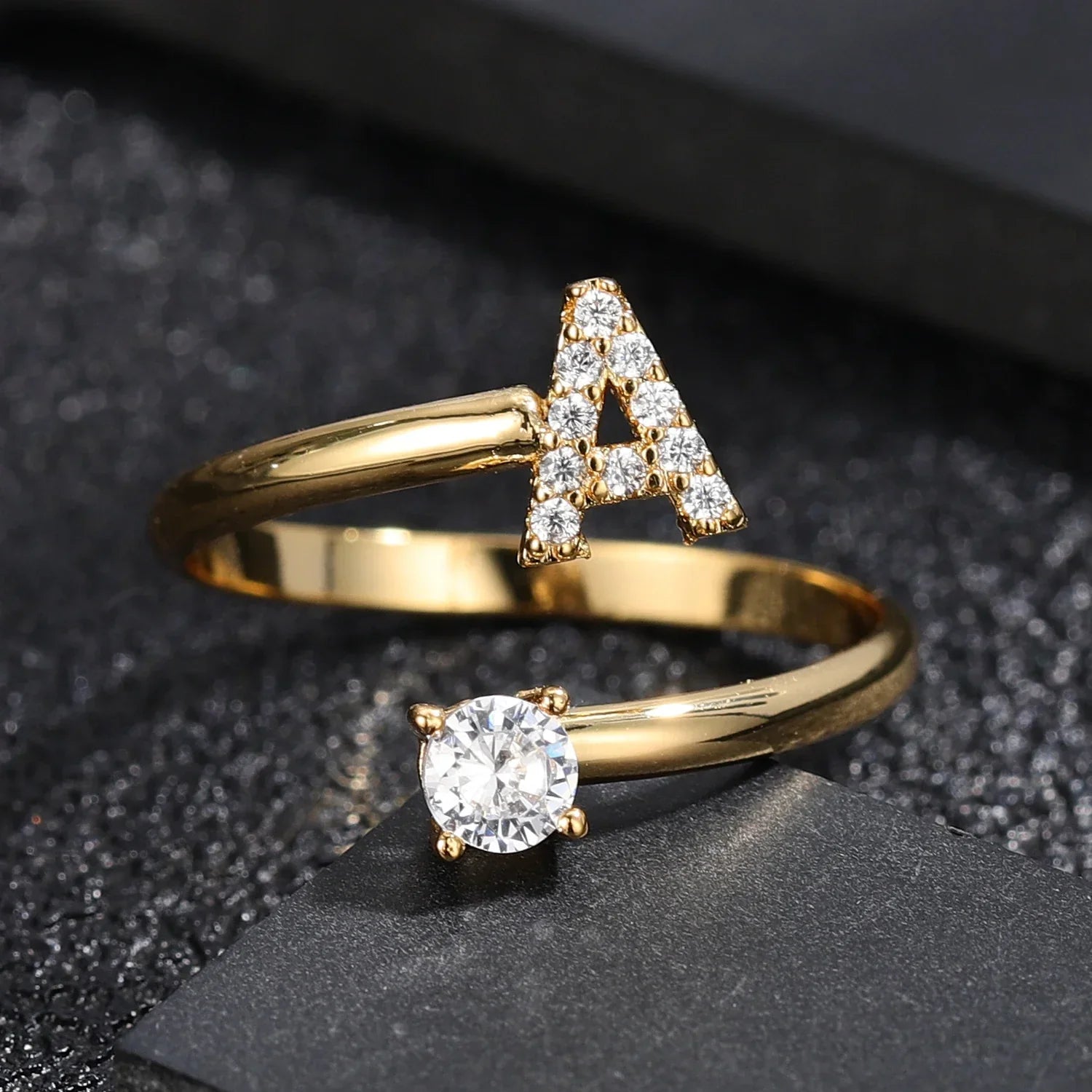 JewelEngrave | Elegant ring med dina initialer, för att bevara minnena levande