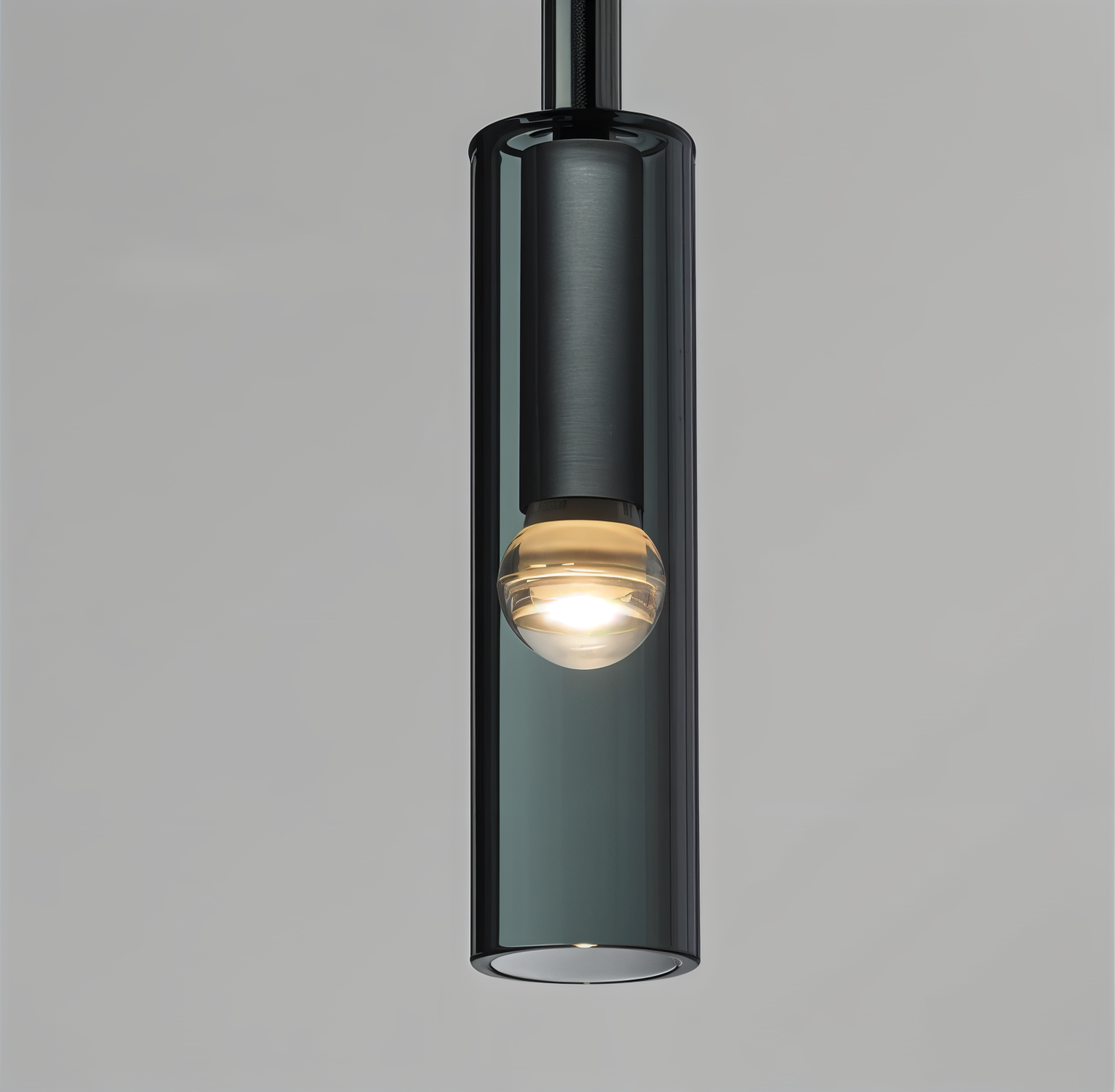 Minimalistisk Vägglampa med Rökt Glas – Orvane