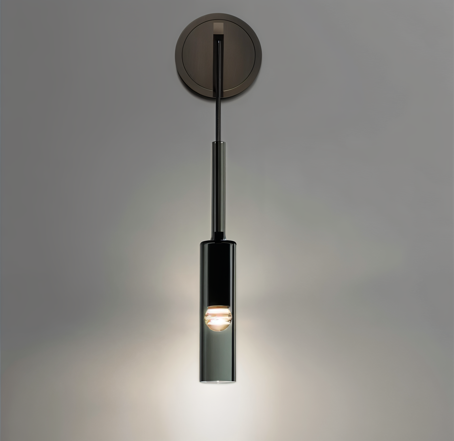 Minimalistisk Vägglampa med Rökt Glas – Orvane