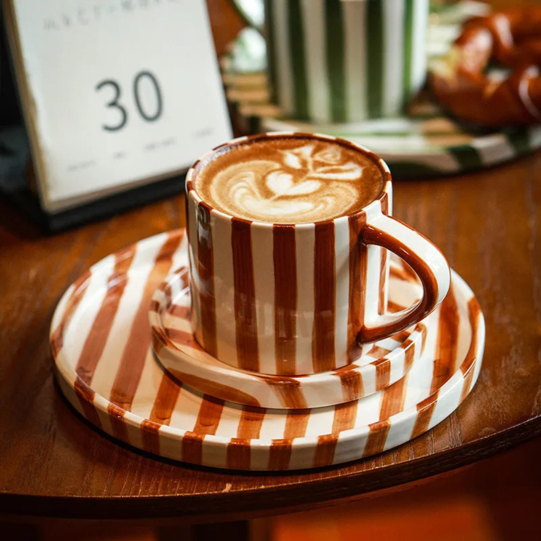RetroChic Keramisk Kaffeset | Hållbar handmålad mugg och fat för sofistikerade dryckestunder