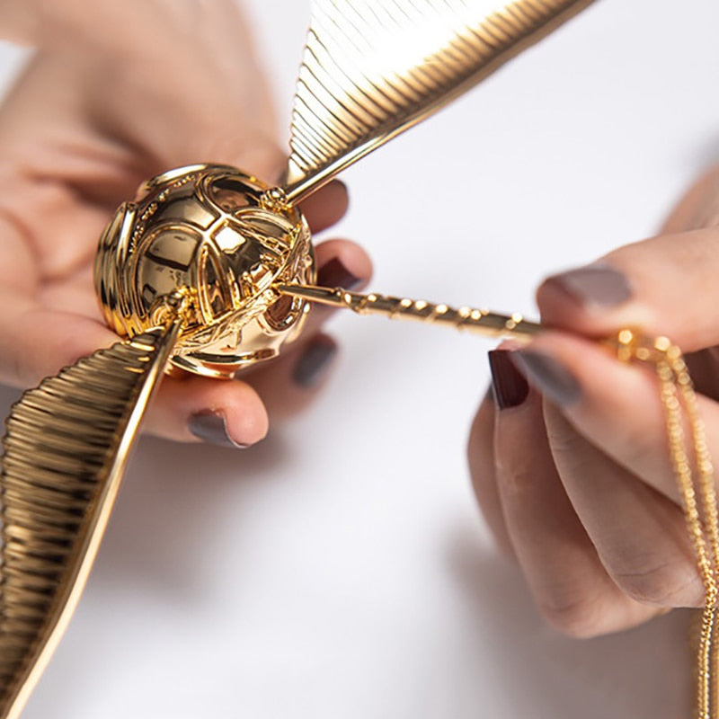 Golden Wing Orb Ring Box – Lyxig Bärbar Smyckeslåda
