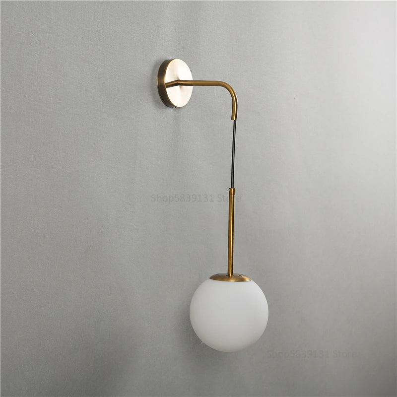 GlacioGlow Retro Glasboll Vägglampa | Elegant postmodern sänglampa för varmt atmosfäriskt ljus
