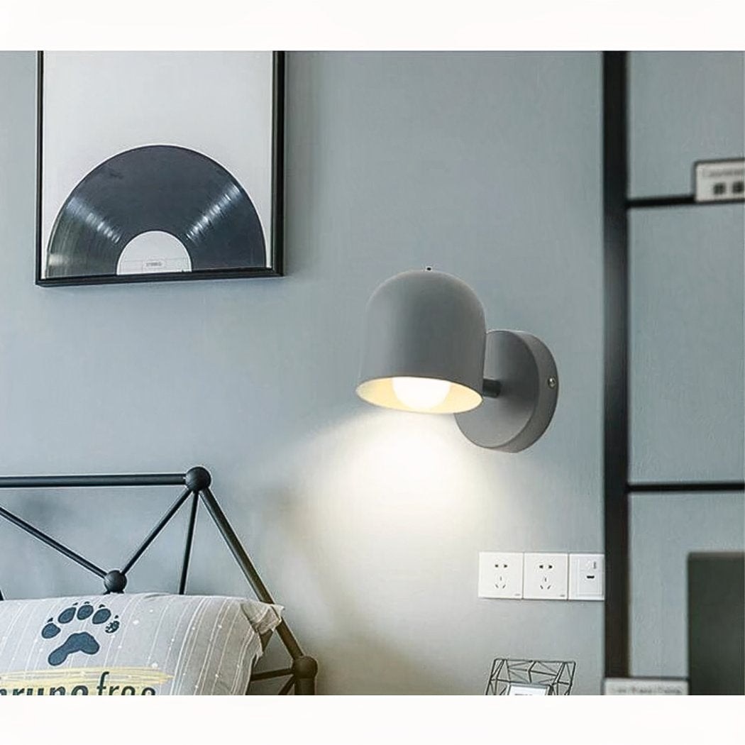 NordicGlow Skandinavisk Vägglampa – Färgglad Accent med Atmosfäriskt Ljus