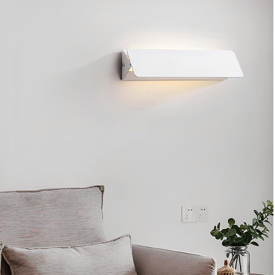 FlexiGlow Modern Vit Vägglampa – Justerbar Skärm för Perfekt Ljusdistribution
