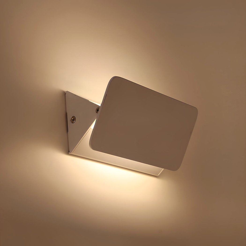 FlexiGlow Modern Vit Vägglampa – Justerbar Skärm för Perfekt Ljusdistribution