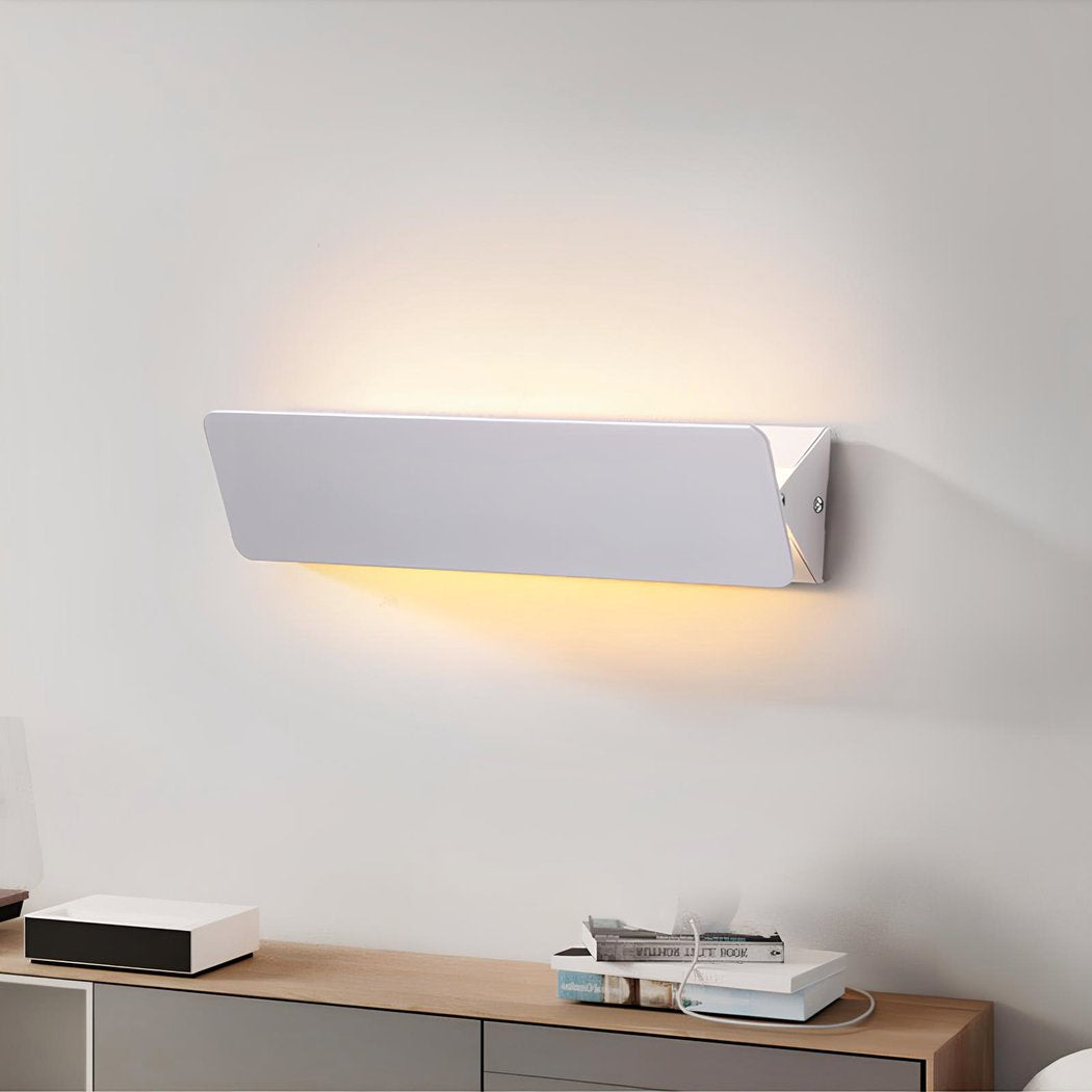 FlexiGlow Modern Vit Vägglampa – Justerbar Skärm för Perfekt Ljusdistribution