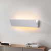 FlexiGlow Modern Vit Vägglampa – Justerbar Skärm för Perfekt Ljusdistribution