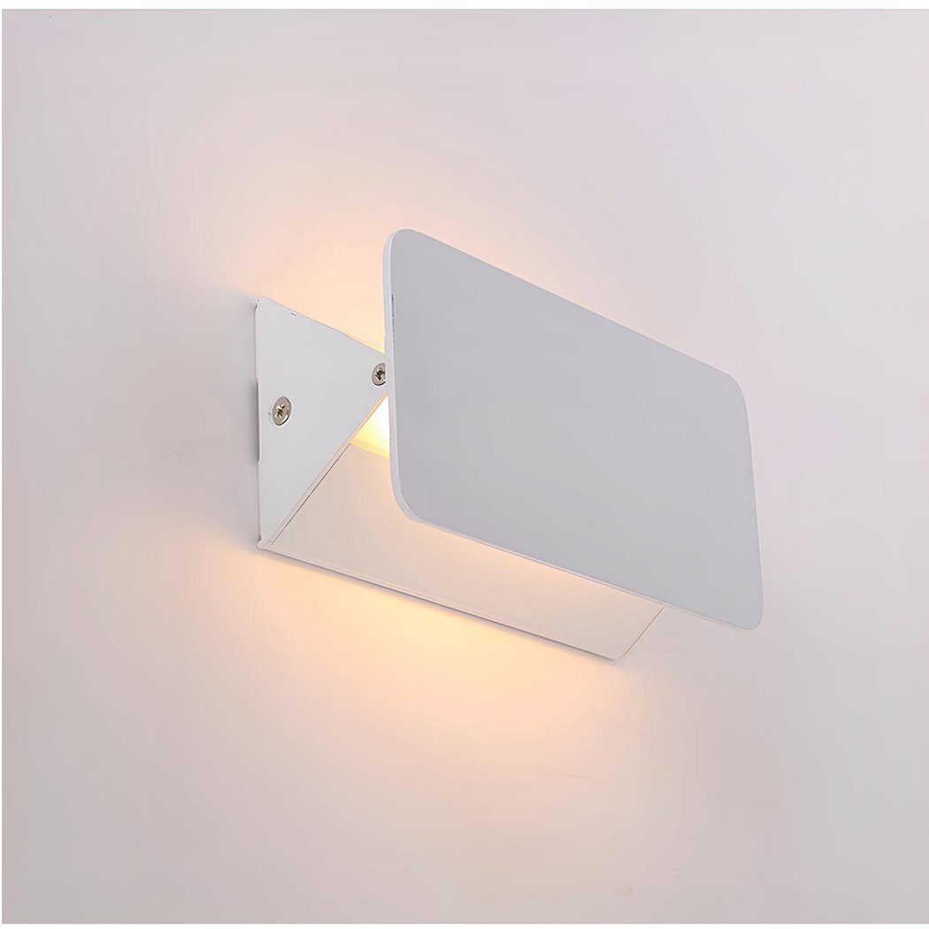 FlexiGlow Modern Vit Vägglampa – Justerbar Skärm för Perfekt Ljusdistribution