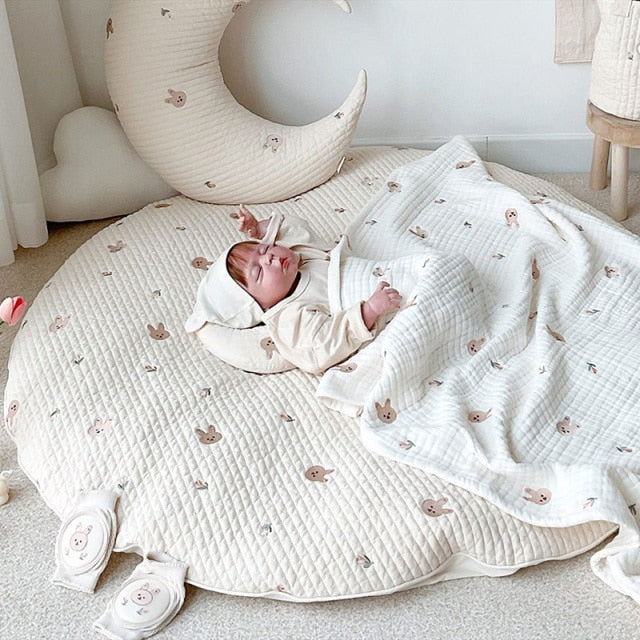 Vadderad bomullsspelmatta för baby med djurmotiv broderi – 80 cm