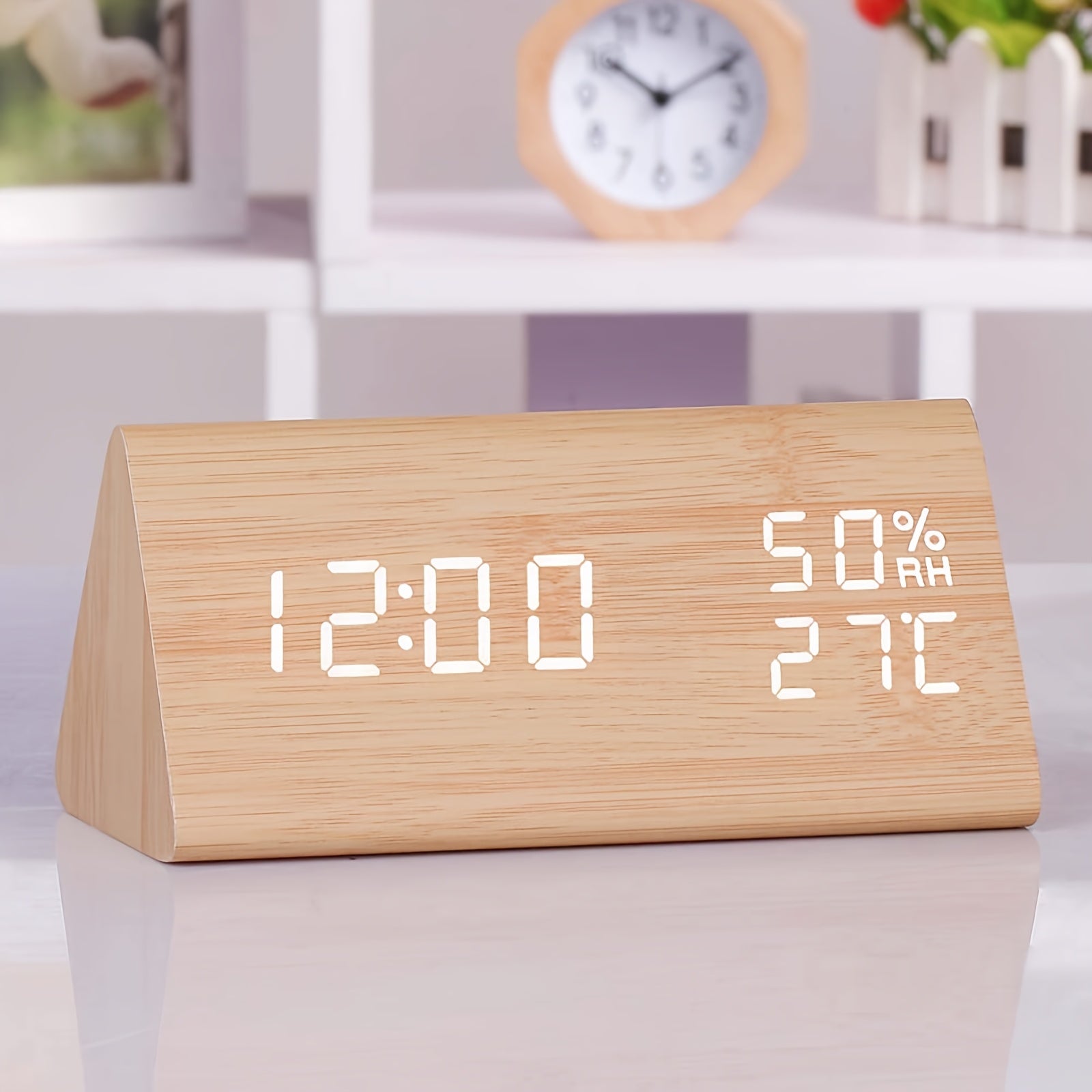 TriWood LED Väckarklocka – Funktionell och Minimalistisk Design
