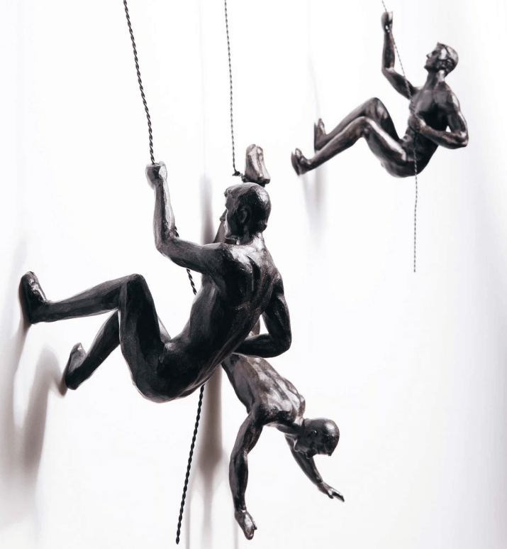 Klättrande Väggskulptur – PeakFigures