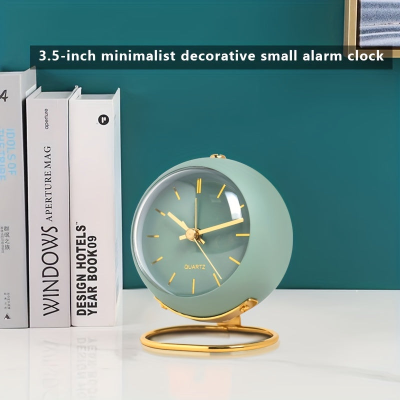 Nordisk Tyst Skrivbordsklocka – Luminösa Visare & Metallram