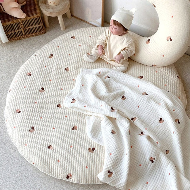 Vadderad bomullsspelmatta för baby med djurmotiv broderi – 80 cm