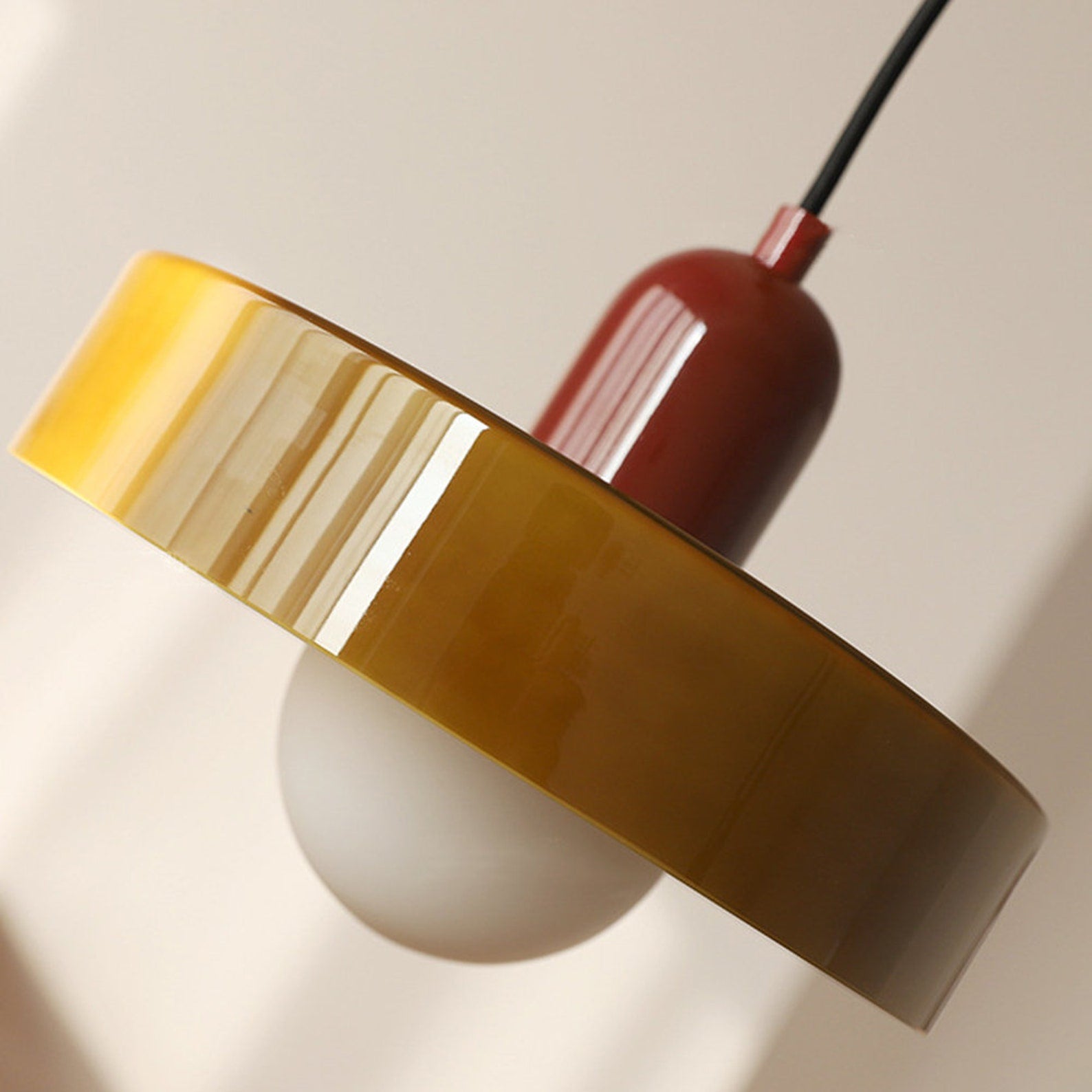 Färgglad Pendellampa i Bauhaus Stil - StiloGlas